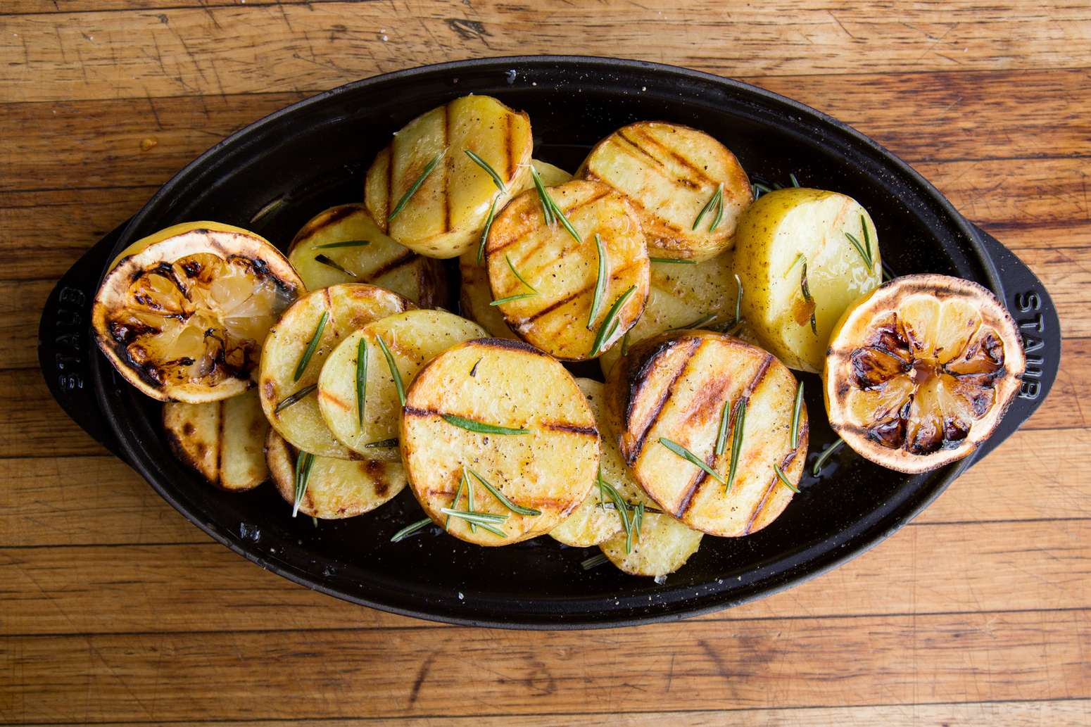 картофель на гриле. картофель на мангале кружочками. картофель на электрическом гриле рецепты. картофель на гриле на мангале. картошка по деревенски на гриле.