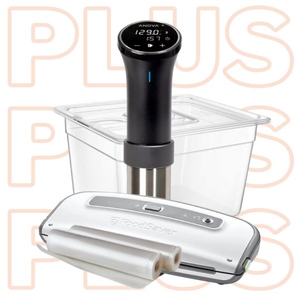 A מארז אנובה פרסיז'ן פלוס ANOVA PRECISION PLUS הכולל סיר מים שקוף, מכשיר ואקום ושקיות ואקום מוצג יחד על רקע לבן.