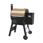 גריל כדורי Traeger Pro 575 שחור וברונזה עם לוח בקרה דיגיטלי, ארובה וגלגלים לניידות. שם המותג "Traeger" חרוט על המכסה. שם המוצר הוא מעשנת פלט וגריל בשר טרייגר מוצר פרו 575 Traeger Pro כולל כיסוי ומשלוח חינם.