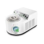 מכונת גלידה סמי מקצועית לבן NEMOX Gelatissimo i-Green בלעדי עם תווית טכנולוגיה ירוקה ולוח בקרה בחזית, מיועד לשימוש ביתי.