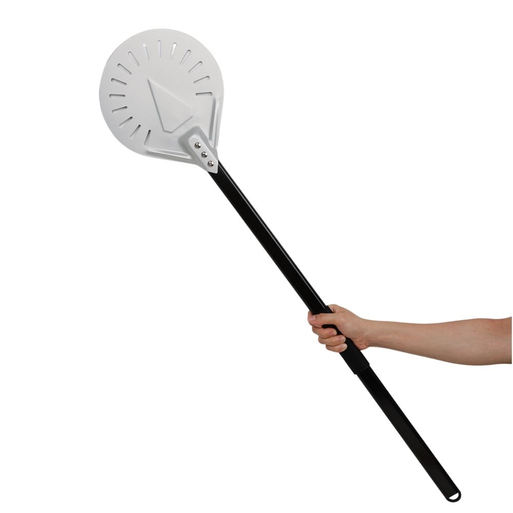 אדם אוחז בכף סיבוב מחוררת 20 ס"מ עם ידית כפולה, הכולל להב מתכת עגול עם חריצי אוורור וידית ארוכה, המזכיר את עיצוב הכף סיבוב המסורתי. אדם אוחז בכף סיבוב מחוררת 20 ס"מ עם ידית כפולה, הכולל להב מתכת עגול עם חריצי אוורור וידית ארוכה, המזכיר את עיצוב הכף סיבוב המסורתי.