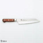 סכין שף Gyuto רב-תכליתי עם להב פלדה VG-10 מרוקע בקוטר 190 מ"מ וידית עץ הכוללת שלוש מסמרות גלויות. הלהב חרוט, ושם המותג "סאקאיי טקיוקי יפן" נמצא בפינה השמאלית התחתונה.