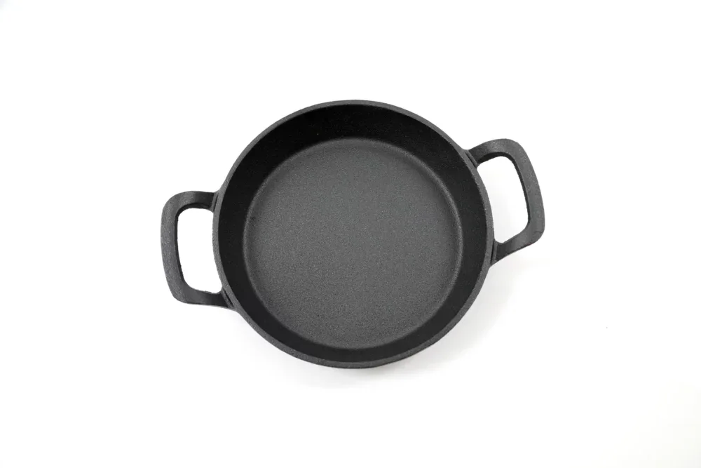 מחבת ברזל יצוק 20 ס"מ (cast iron skillet) עם שתי ידיות מוצגת על רקע לבן.