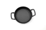 מחבת ברזל יצוק 20 ס"מ (cast iron skillet) עם שתי ידיות מוצגת על רקע לבן.