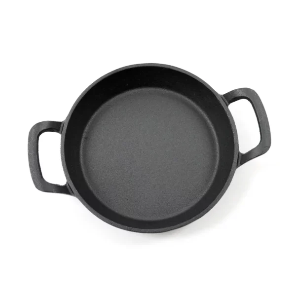 מחבת ברזל יצוק 20 ס"מ (cast iron skillet) עם שתי ידיות מוצגת על רקע לבן.