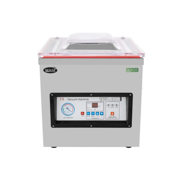 מכונת אריזה בוואקום מנירוסטה עם מכסה שקוף, לוח בקרה, מד לחץ וכפתורים מסומנים בחזית.