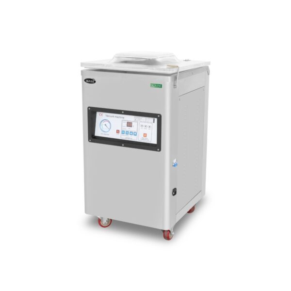 מכונת אריזה בוואקום מפלדת אל-חלד עם מכסה שקוף, לוח בקרה וגלגלים אדומים, על רקע לבן חלק.