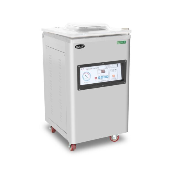 מכונת אריזה בוואקום מסחרית על גלגלים אדומים עם לוח בקרה דיגיטלי ומכסה שקוף.