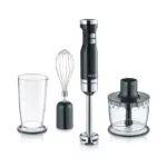 מכונת הגלידה GRAEF Ice machine IM706 מברזל מיקה, עם אביזרים כמו מקצף, כוס מדידה, קערת מעבד מזון ואביזר להכנת גלידה, מסודרים בשורה על רקע לבן.