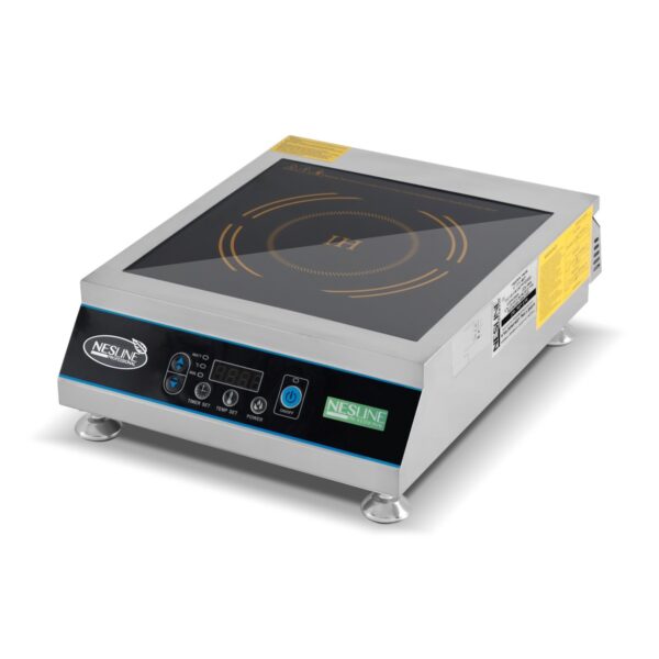 כיריים אינדוקציה מפלדת אל-חלד עם תצוגה דיגיטלית, בקרי מגע ותוויות מותג בלוח הקדמי, המונחות על ארבע רגליים קטנות.