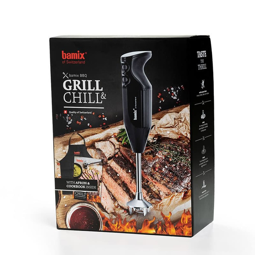 קופסת הבלנדר הידני "Grill & Chill BBQ" של Bamix, שעל חזיתו מופיעה תמונה של בשר על הגריל, סינר וספר בישול. האריזה מדגישה את תכונות המוצר ואת האביזרים הנלווים הכלולים בו. קופסת הבלנדר הידני "Grill & Chill BBQ" של Bamix, שעל חזיתו מופיעה תמונה של בשר על הגריל, סינר וספר בישול. האריזה מדגישה את תכונות המוצר ואת האביזרים הנלווים הכלולים בו.