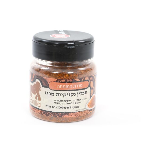 צנצנת פלסטיק של תערובת תבלינים לעוף בגריל עם מכסה שחור, שעליה כתוב בעברית ותמונה של תאנים על התווית.