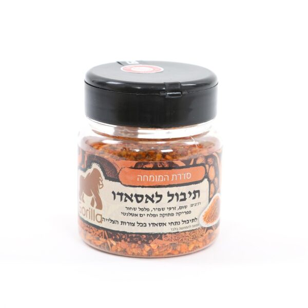 צנצנת תבלינים שקופה עם תווית בעברית ובעיצוב בצבעי כתום ושחור, המכילה תערובת תבלינים גסה; המכסה שחור ועליו חותם אדום.