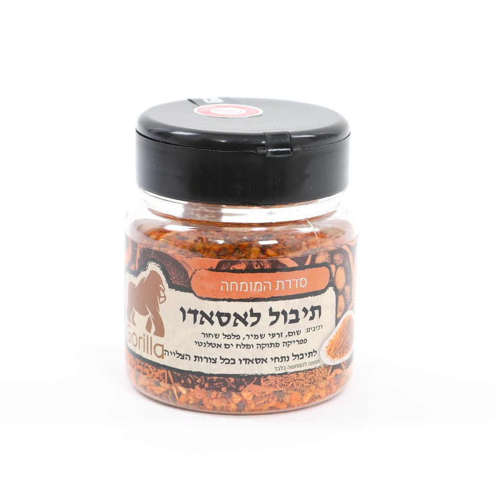צנצנת תבלינים שקופה עם תווית בעברית ובעיצוב בצבעי כתום ושחור, המכילה תערובת תבלינים גסה; המכסה שחור ועליו חותם אדום. צנצנת תבלינים שקופה עם תווית בעברית ובעיצוב בצבעי כתום ושחור, המכילה תערובת תבלינים גסה; המכסה שחור ועליו חותם אדום.