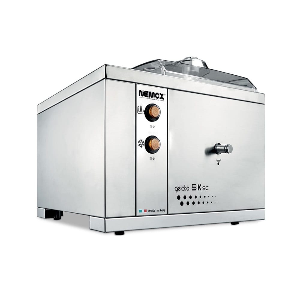מכונת גלידה לשולחן “Silver Nemox Gelato 5K SC” עם ידיות שליטה ומכסה שקוף, מוצגת על רקע לבן. מכונת גלידה לשולחן “Silver Nemox Gelato 5K SC” עם ידיות שליטה ומכסה שקוף, מוצגת על רקע לבן.